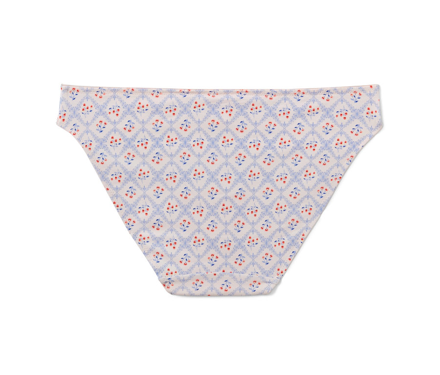 Detail bílých kalhotek s modrým a červeným květinovým vzorem. Kalhotky, 5 ks.