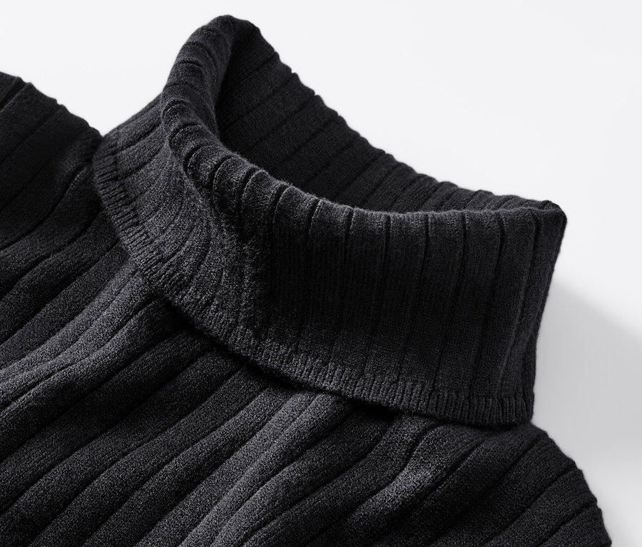 Detailní záběr černého žebrovaného roláku.