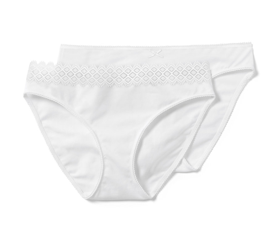 Dvoje bílé kalhotky.