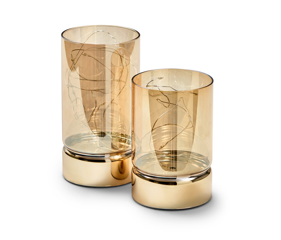 Dvě skleněné LED svíčky ve zlatém provedení.