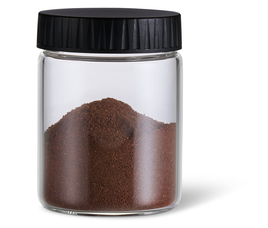 Mletá káva v akumulátorovém mlýnku na kávu.