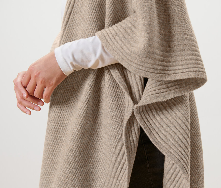 Detail dámské pletené peleríny.