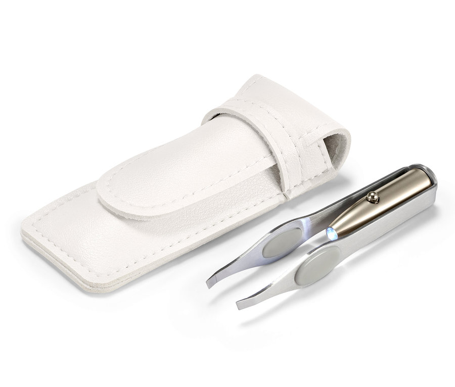 Pinzeta s LED osvětlením vedle bílého pouzdra.