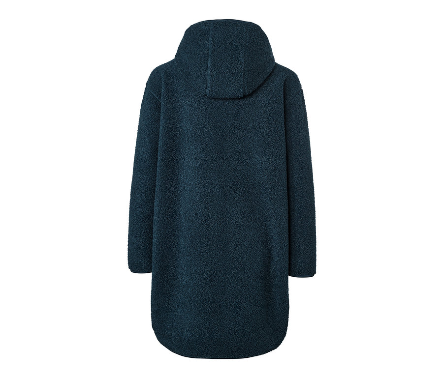 Detailní pohled zezadu na plyšový kabát oversized s kapucí.