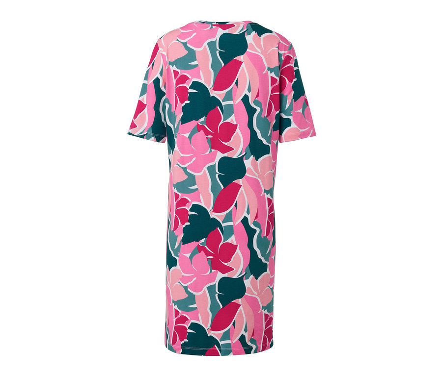 Noční košile s květinovým vzorem.