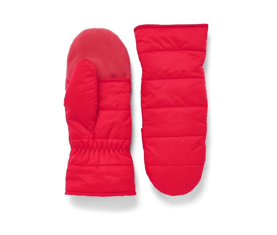 Dvě červené prošívané palčáky s odklápěcí částí leží vedle sebe.