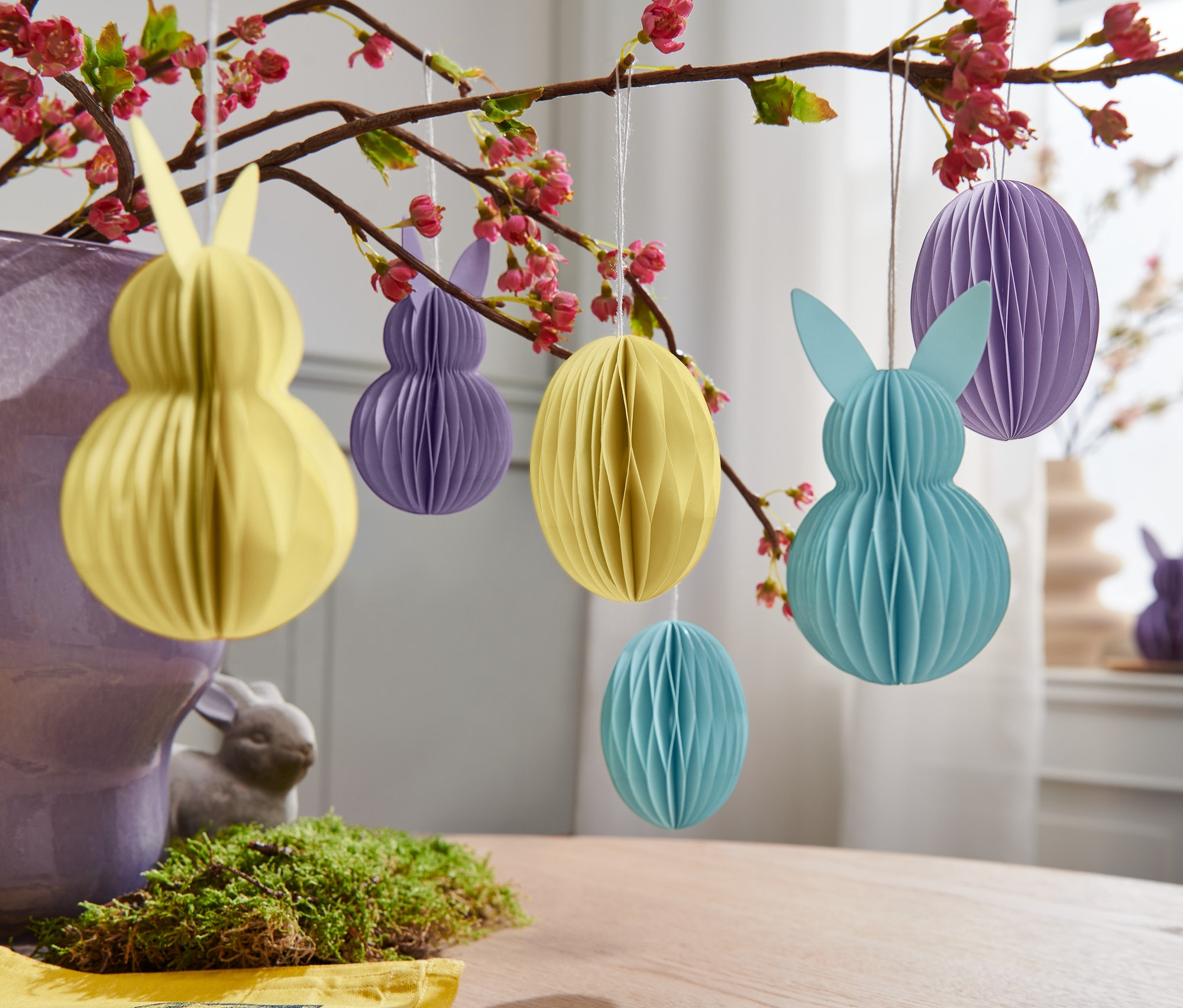 Zavěšené papírové velikonoční přívěsky, 6 ks, ve žluté, fialové a modré barvě.