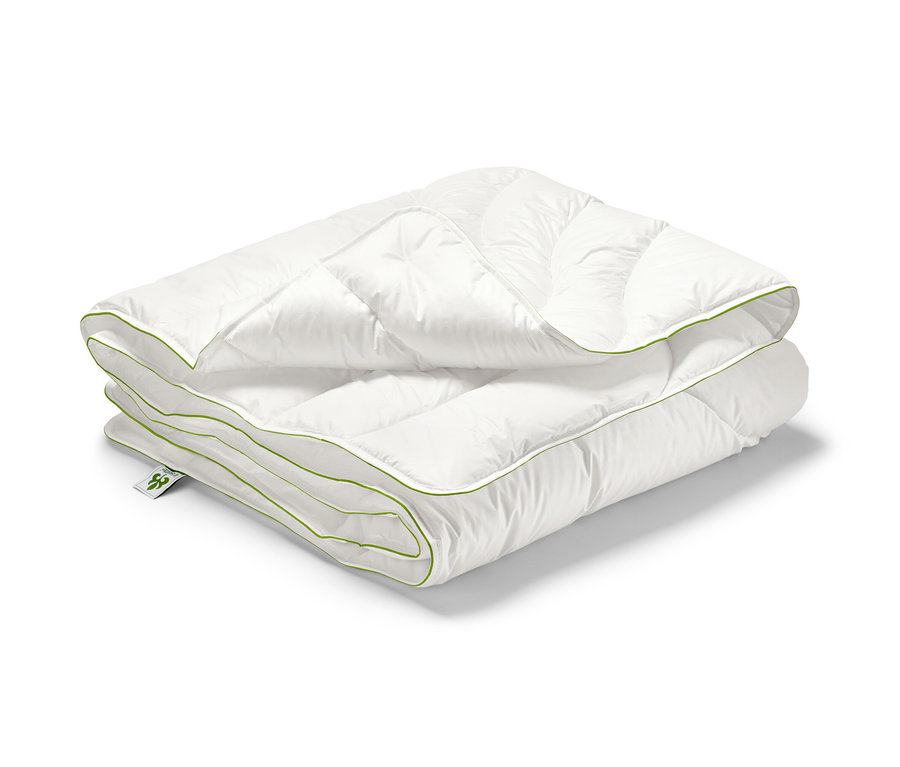 Skládaná bílá prošívaná přikrývka irisette® greenline Megafil® BIO se zeleným lemem, standardní velikosti.