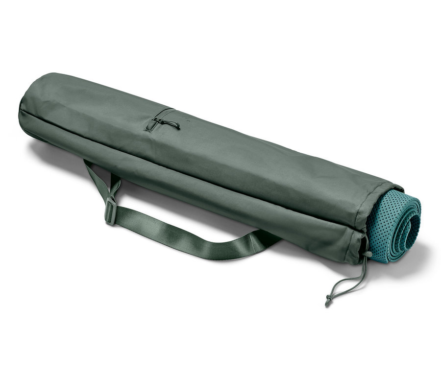 Zelená taška na cvičební podložku s modrou podložkou na cvičení, která je částečně vyrolovaná a viditelná.