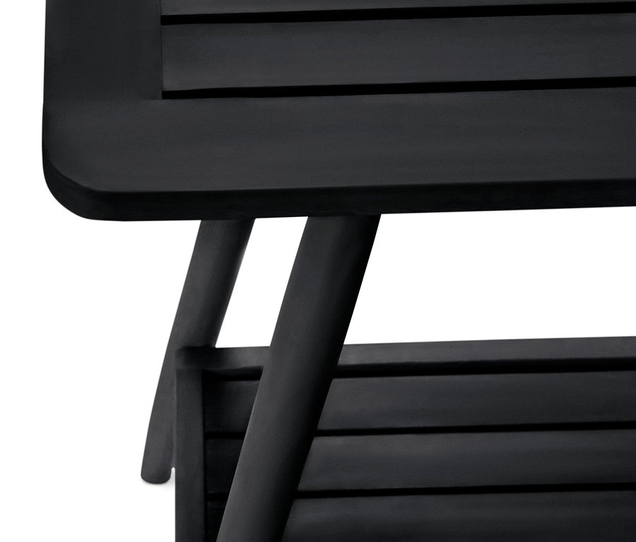 Detail černého konzolového stolku se dvěma policemi.