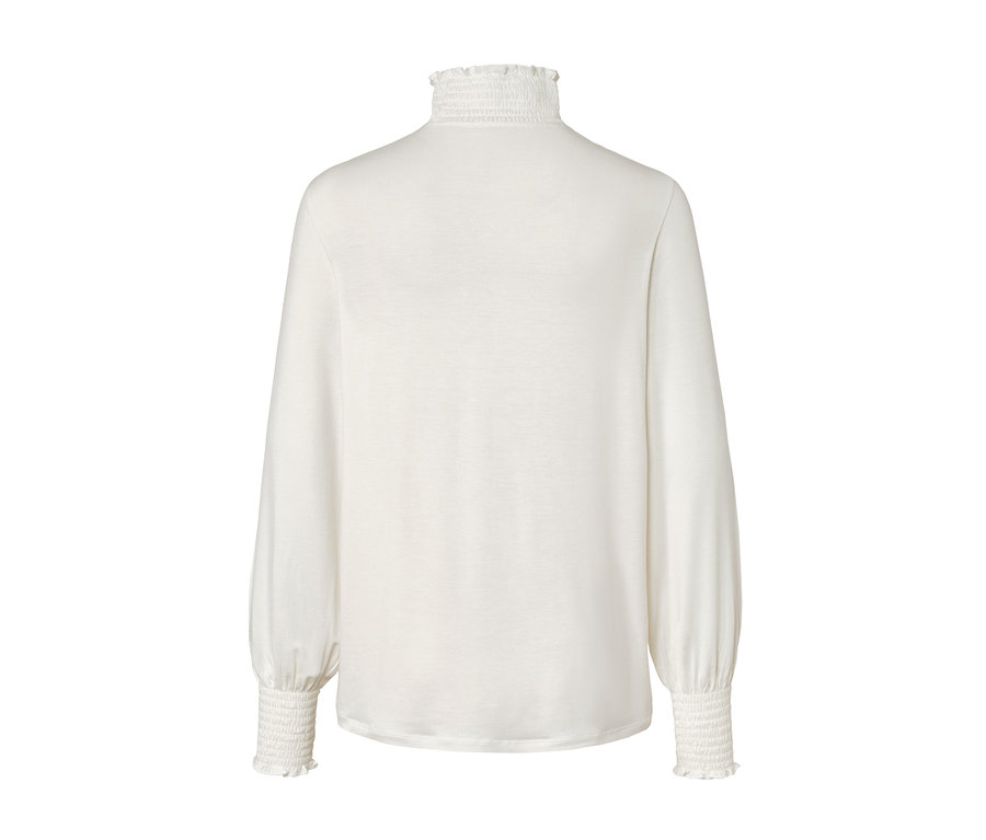 Detail krémového halenkového trika se stojáčkem.