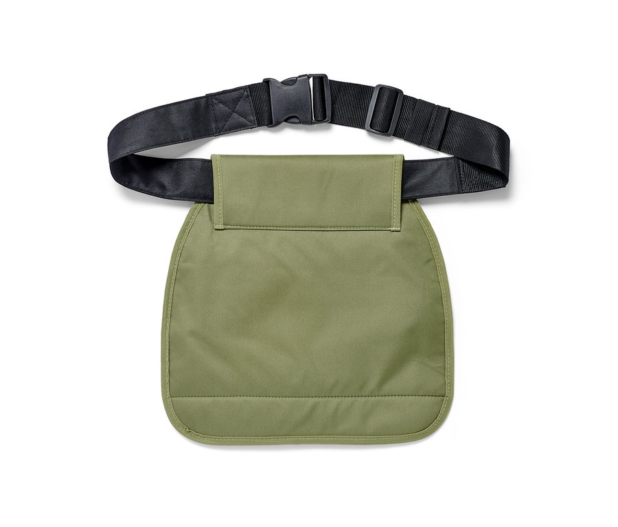 Zelený opasek na zahradní nářadí s černým popruhem a plastovou sponou.