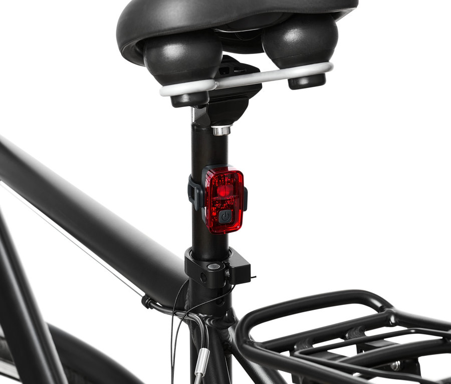 Detail zadní části kola s červeným světlem ze sady osvětlení na kolo.