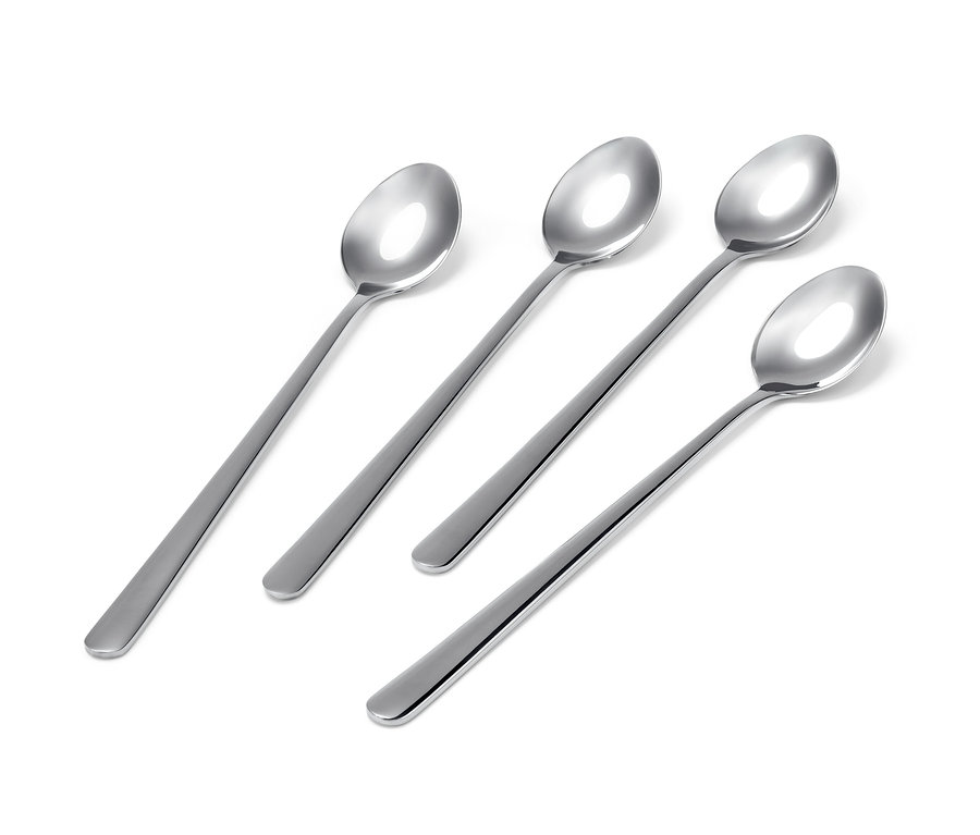 Čtyři dlouhé lžičky na bílém pozadí.