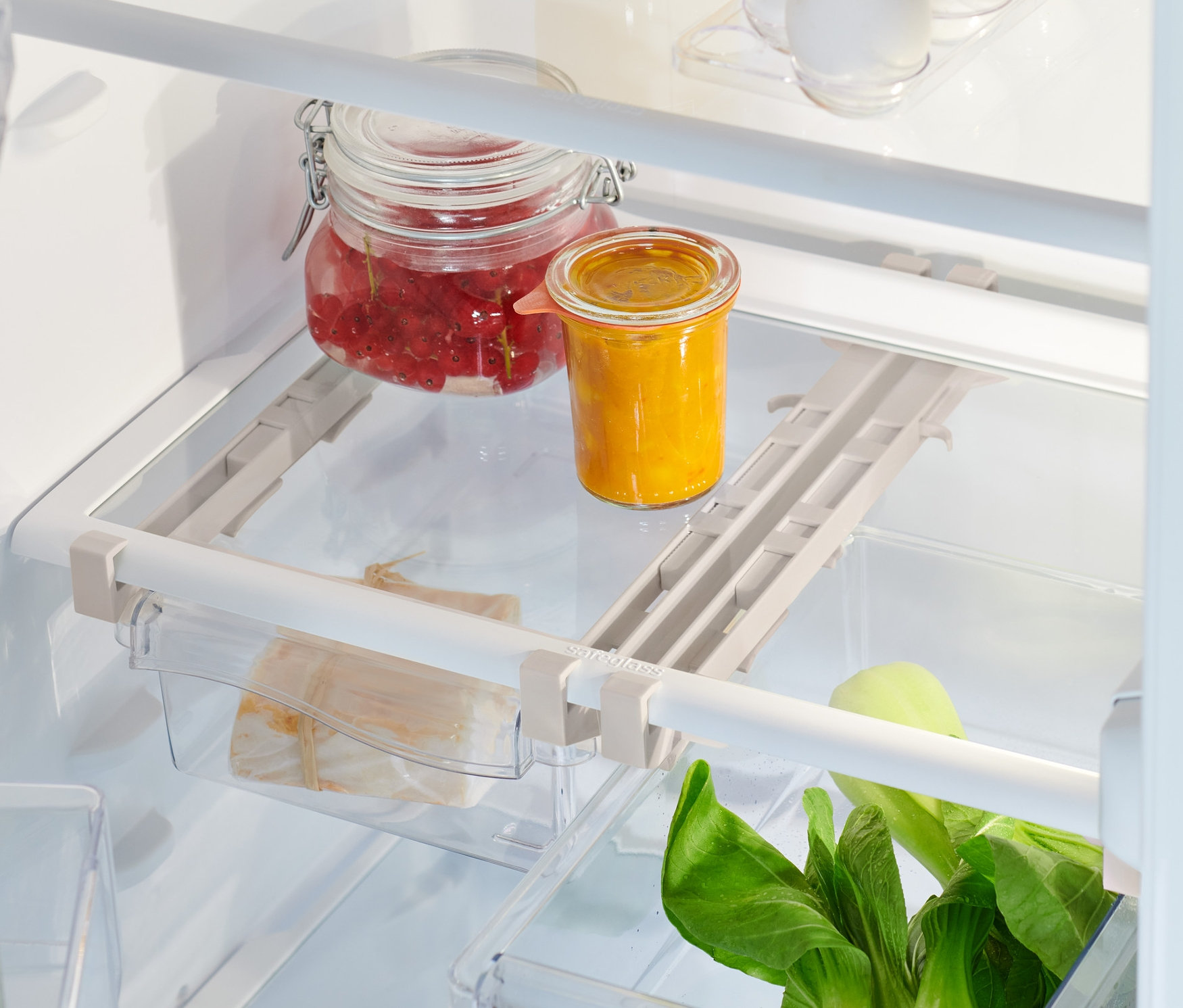 Pohled do lednice s potravinami a 2 zásuvnými boxy.