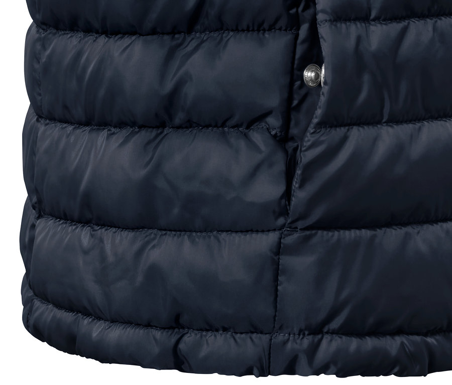 Detail oboustranné prošívané vesty.