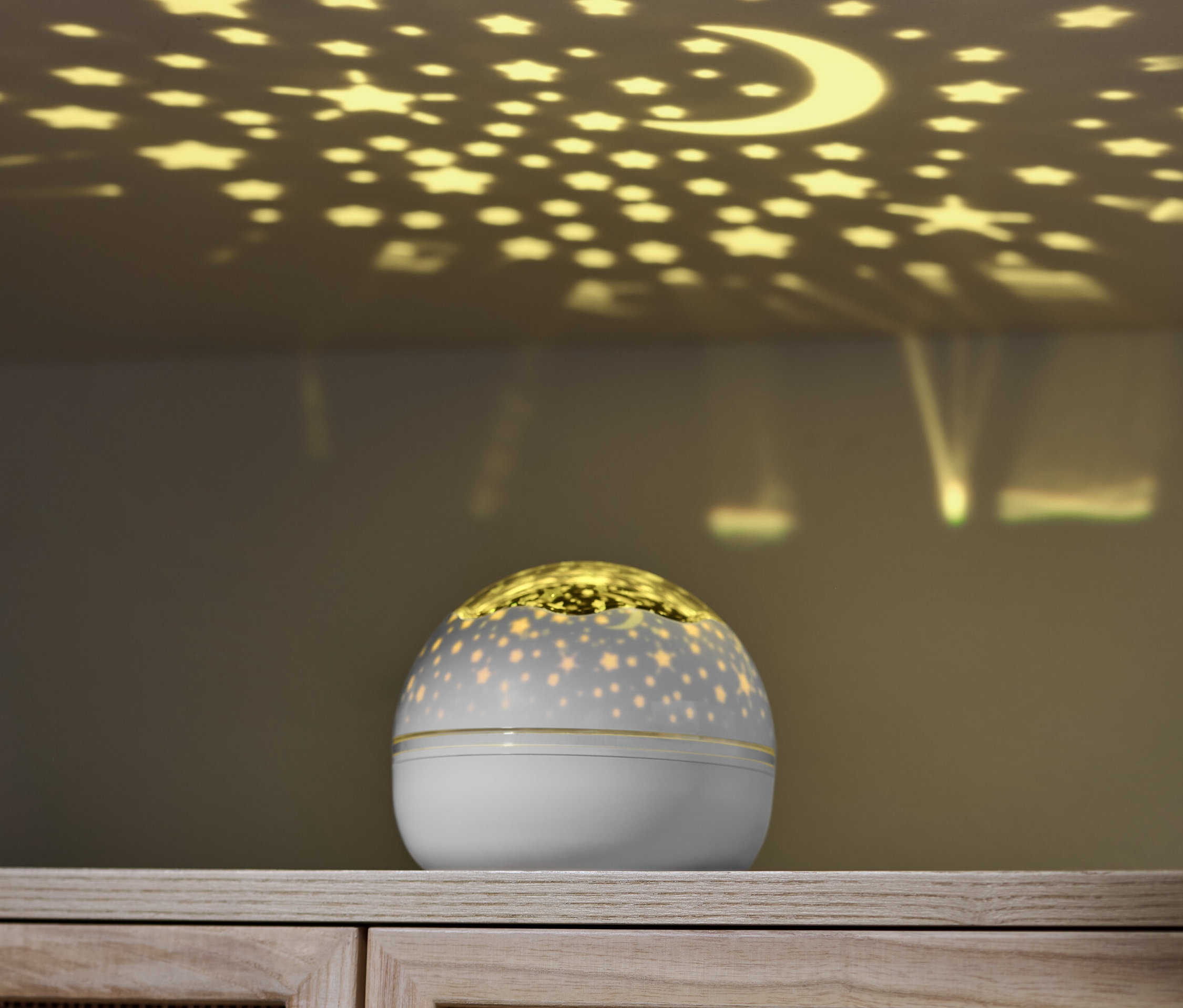 LED projektor hvězdné oblohy promítá na strop hvězdy a měsíc.