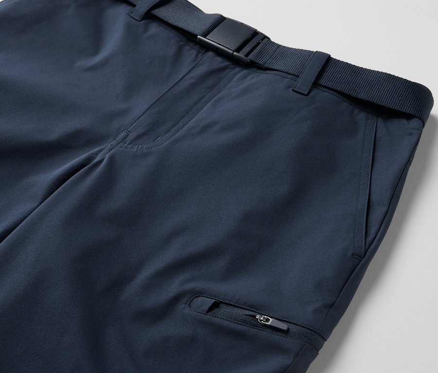 Detail modrých funkčních kalhot 2 v 1 s páskem.