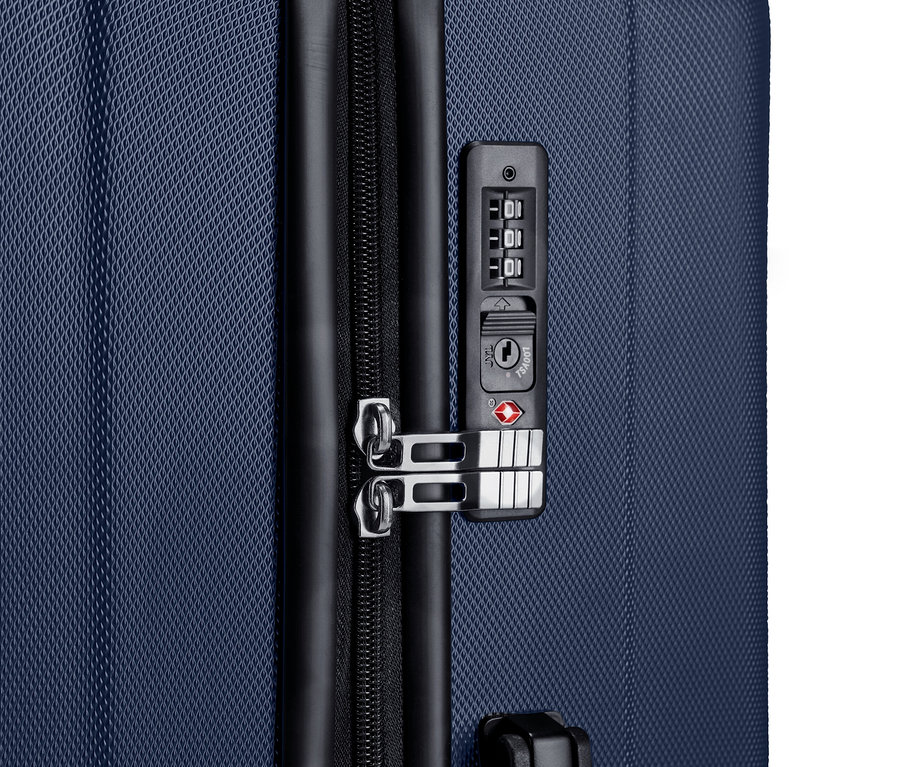 Detail velkého kufru ze sady kufrů z tvrdé skořepiny.