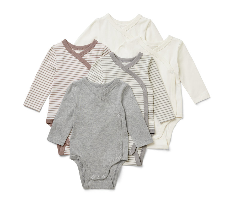 Pět dětských bodyček různých barev a vzorů leží na sobě.