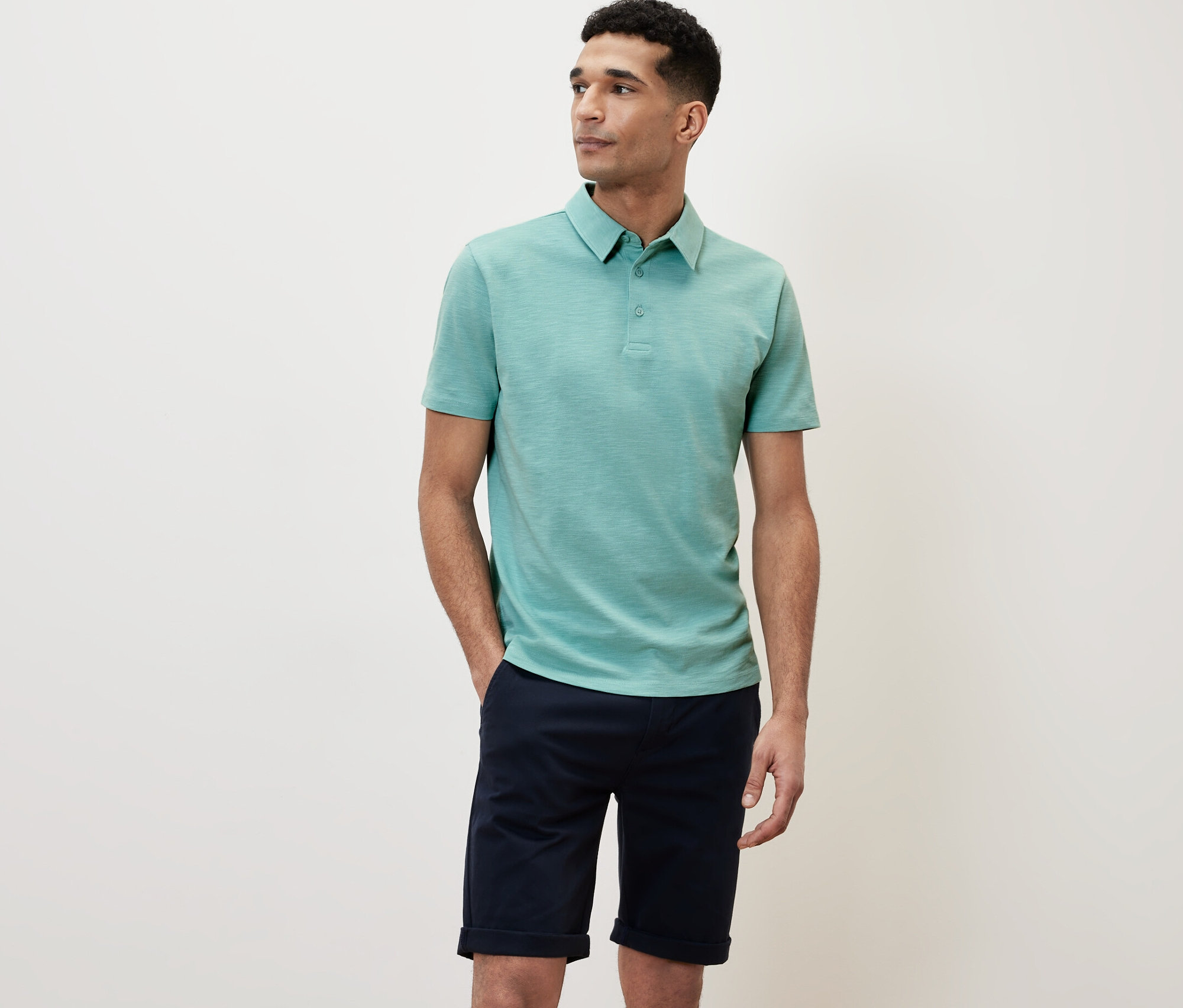 Muž v zelené polokošili.