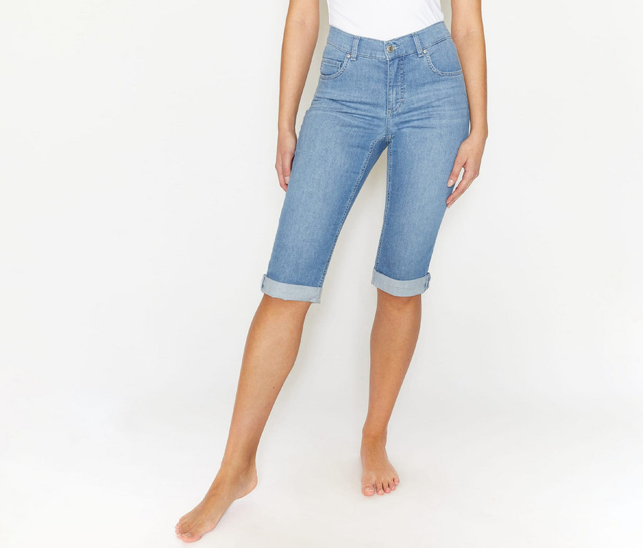 Žena má na sobě džíny Angels »Capri Turn-Up«, Slim Fit, světle modré