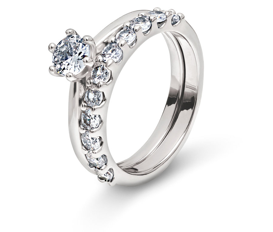 Dva stříbrné prsteny s čirými kameny na bílém pozadí.