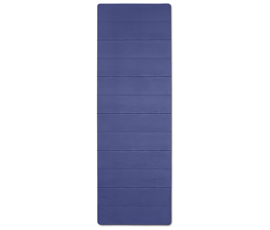 Modrá podložka na jógu s vodorovnými liniemi leží na bílém pozadí.