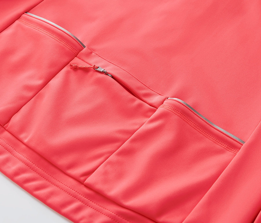 Detailní záběr na zadní kapsy funkční cyklistické bundy.