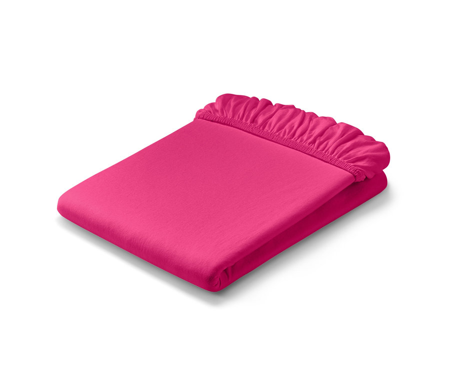 Složené růžové žerzejové napínací prostěradlo standardní velikosti a žerzejové napínací prostěradlo na dvoulůžko.