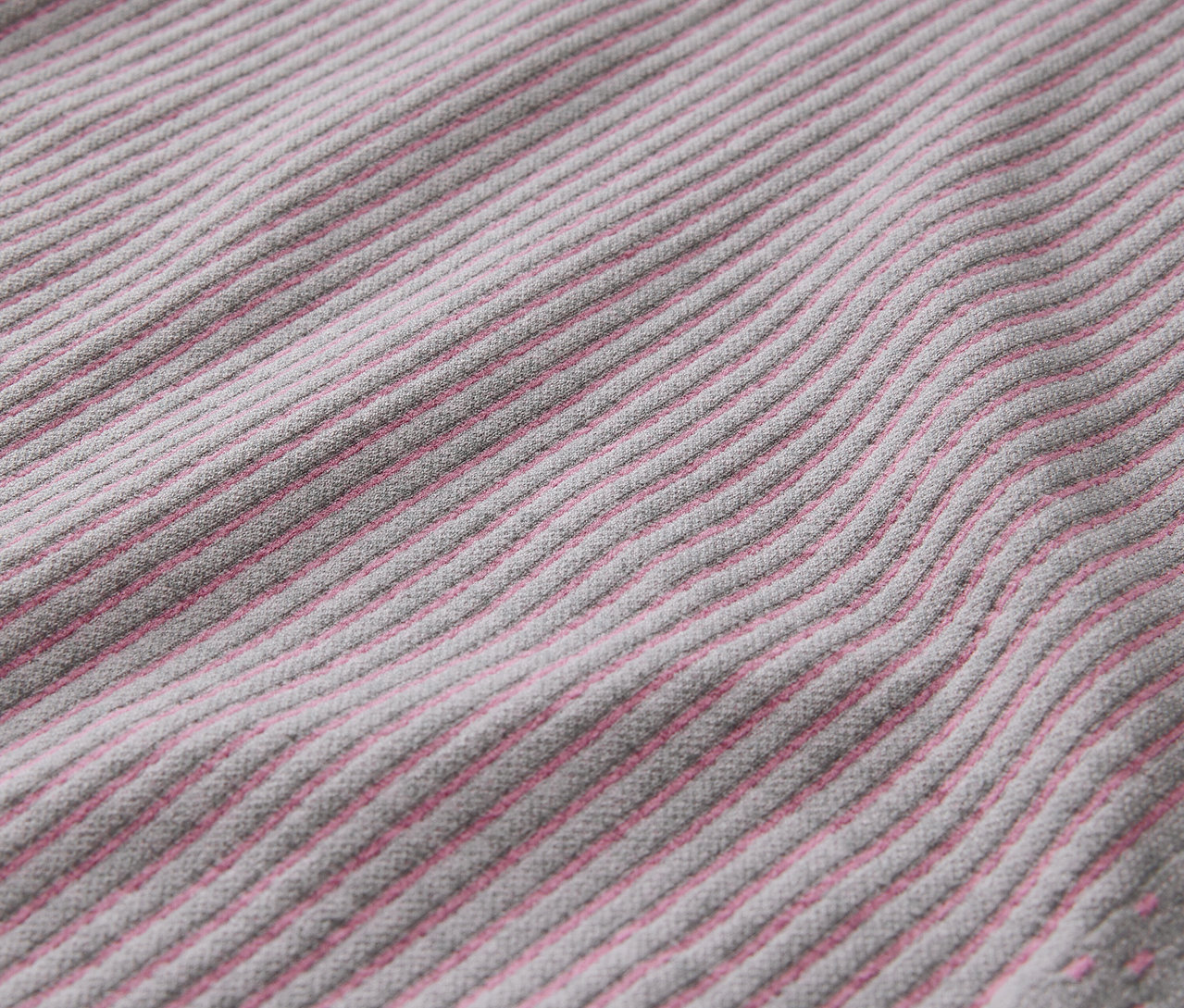 Detail šedého dětského bezešvého funkčního prádla.