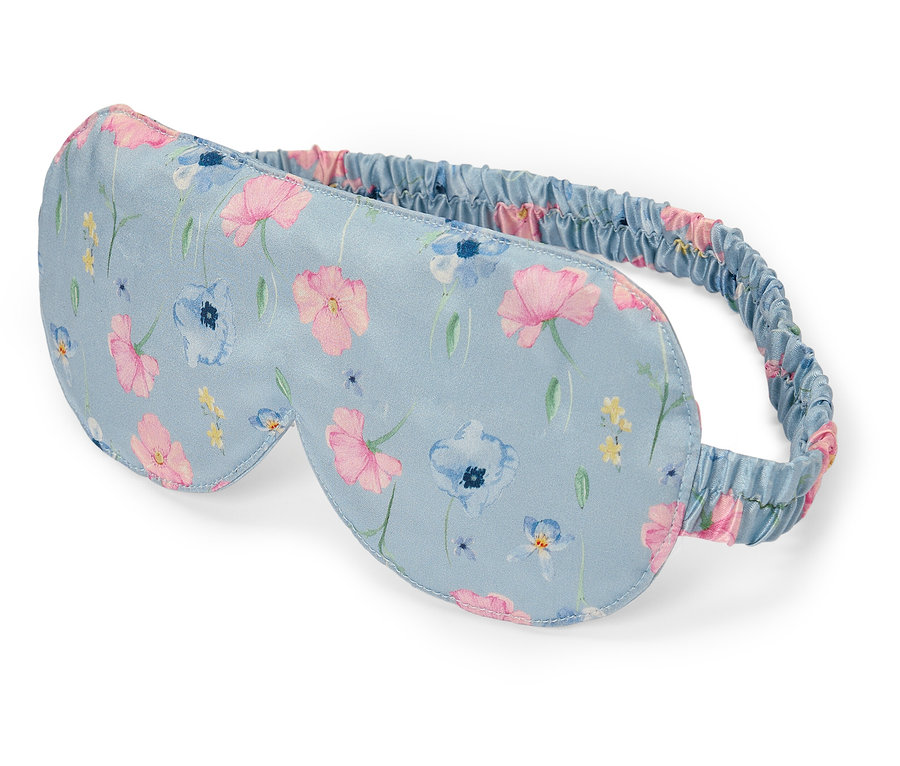 Modrá maska na spaní s květinovým vzorem.