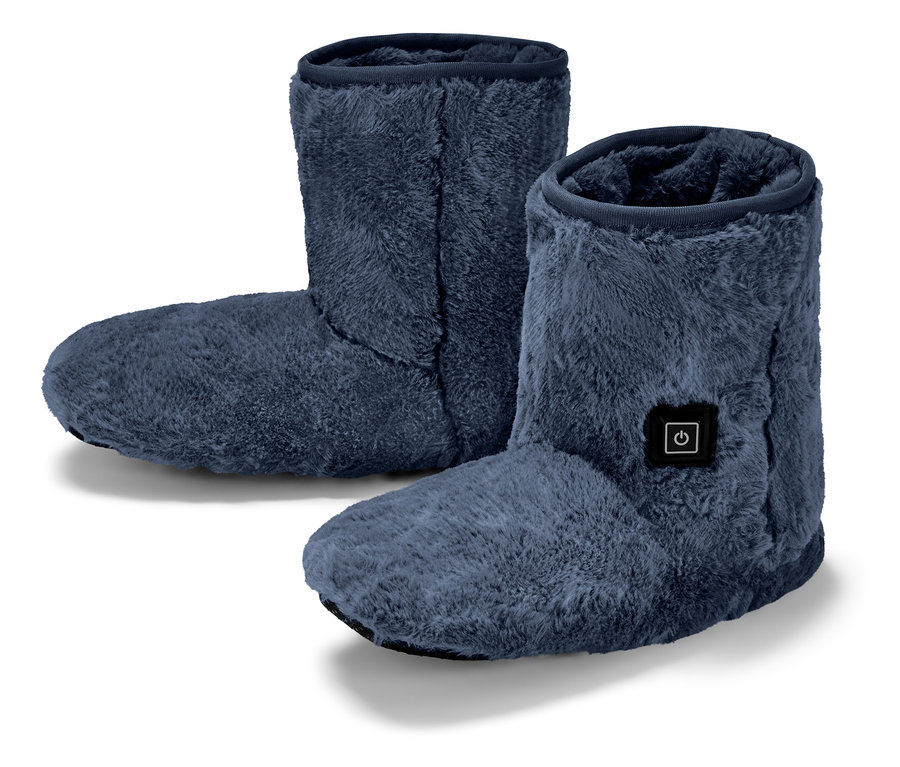 Dvě modré, chlupaté papučové boty stojí na bílém pozadí.