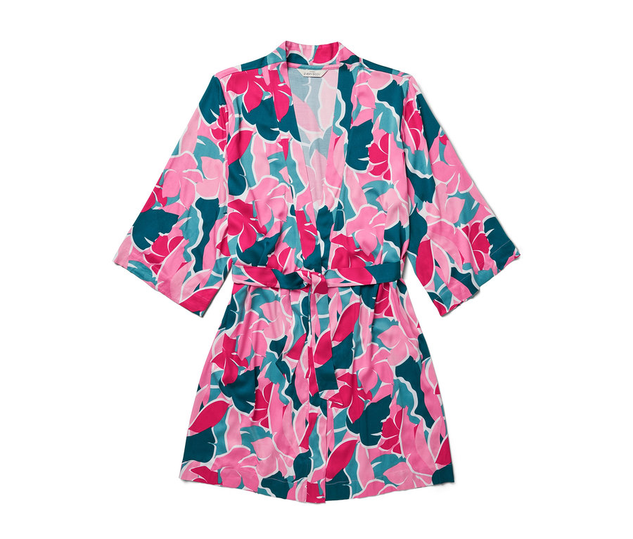 Růžovo-zelený župan s květinovým vzorem.