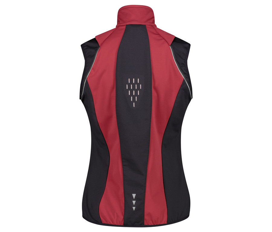 Pohled zezadu na červeno-černou sportovní vestu.