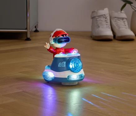 Hračkový panáček v červeném oblečení a VR brýlích sedí na svítícím autíčku.