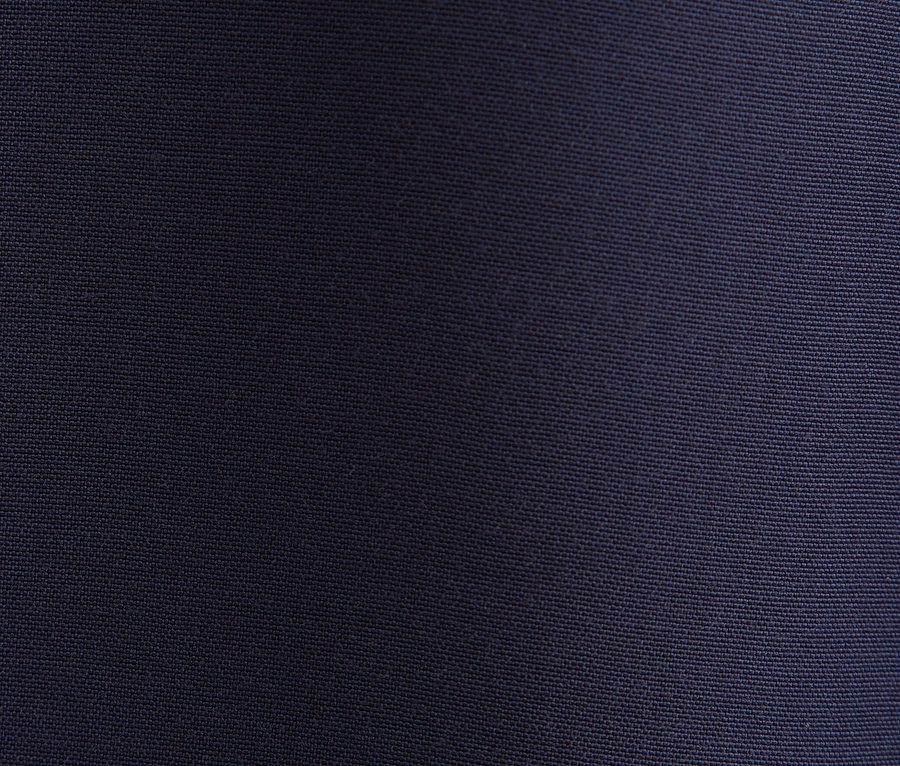 Tmavě modrá látka s jemnou texturou.