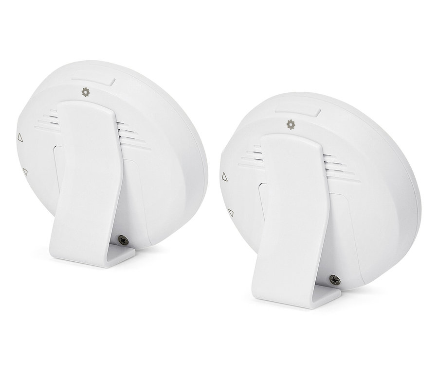 Dva bílé detektory kouře stojí vedle sebe.