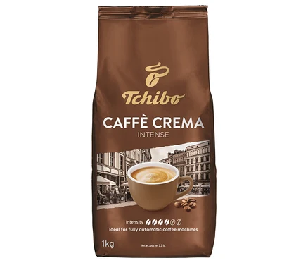 Hnědý balíček zrnkové kávy Caffè Crema Intense od Tchibo s obrázkem šálku kávy.