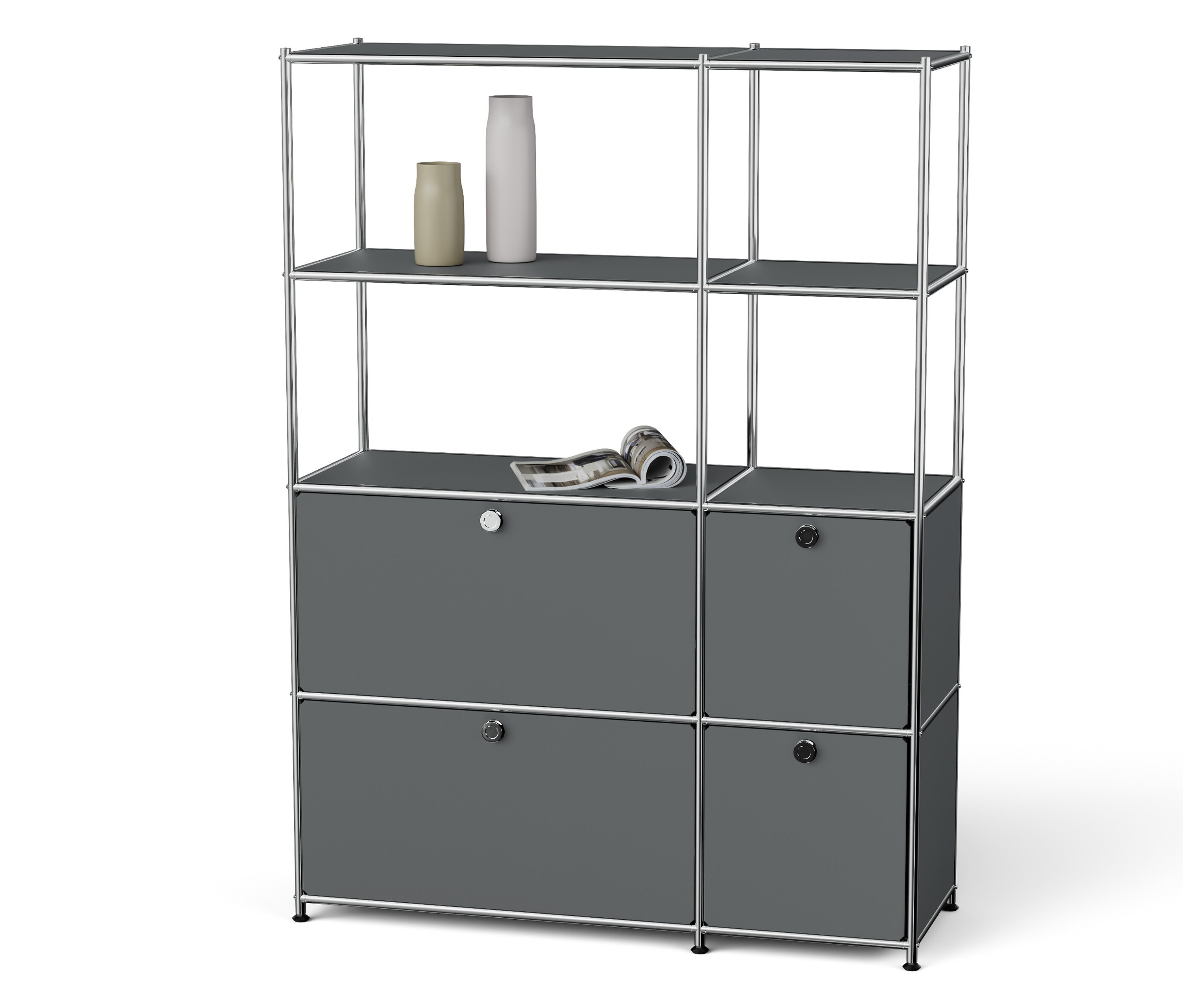 Šedý modulární regál s vázami a časopisem.