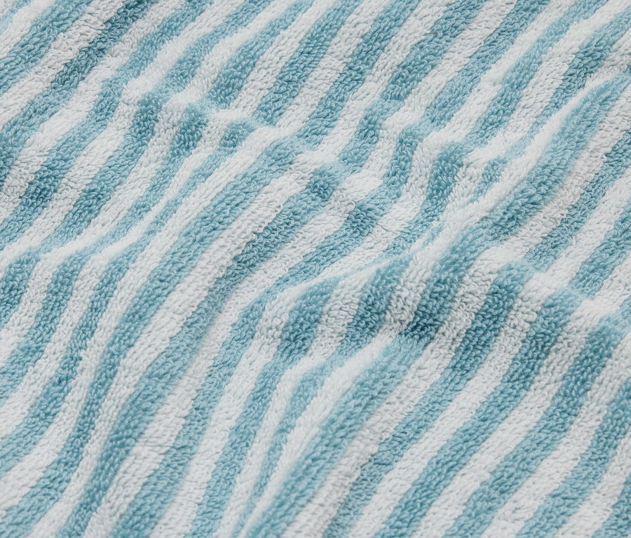 Detailní záběr na modro-bílou pruhovanou froté látku.