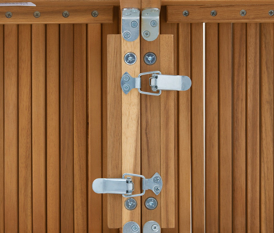 Detail dvou kovových západkách na dřevěném stole připevněných šrouby.