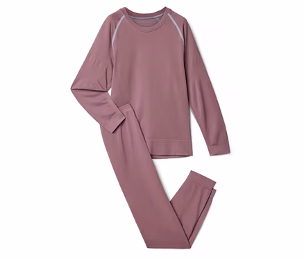 Mauve termoprádlo, skládající se z trička s dlouhým rukávem a dlouhých kalhot. Horní díl má na ramenou světle šedé pruhy.