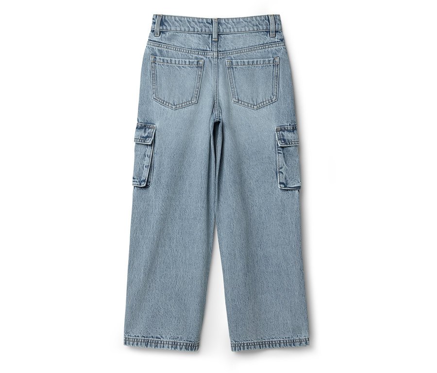 Zadní strana světle modrých džínů s kapsami na bílém pozadí.