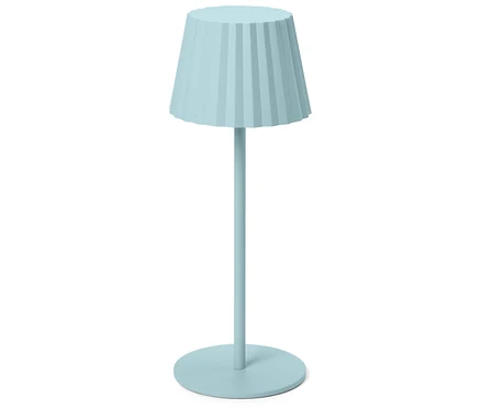 Jedna světle modrá stolní lampa stojící na bílém pozadí.