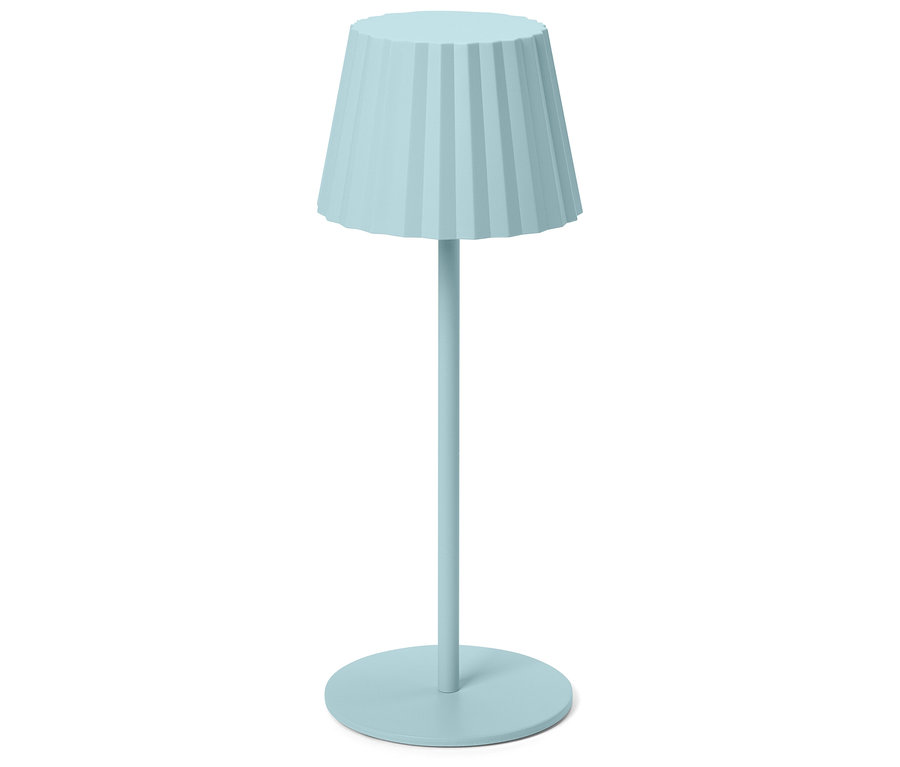 Jedna světle modrá stolní lampa stojící na bílém pozadí.