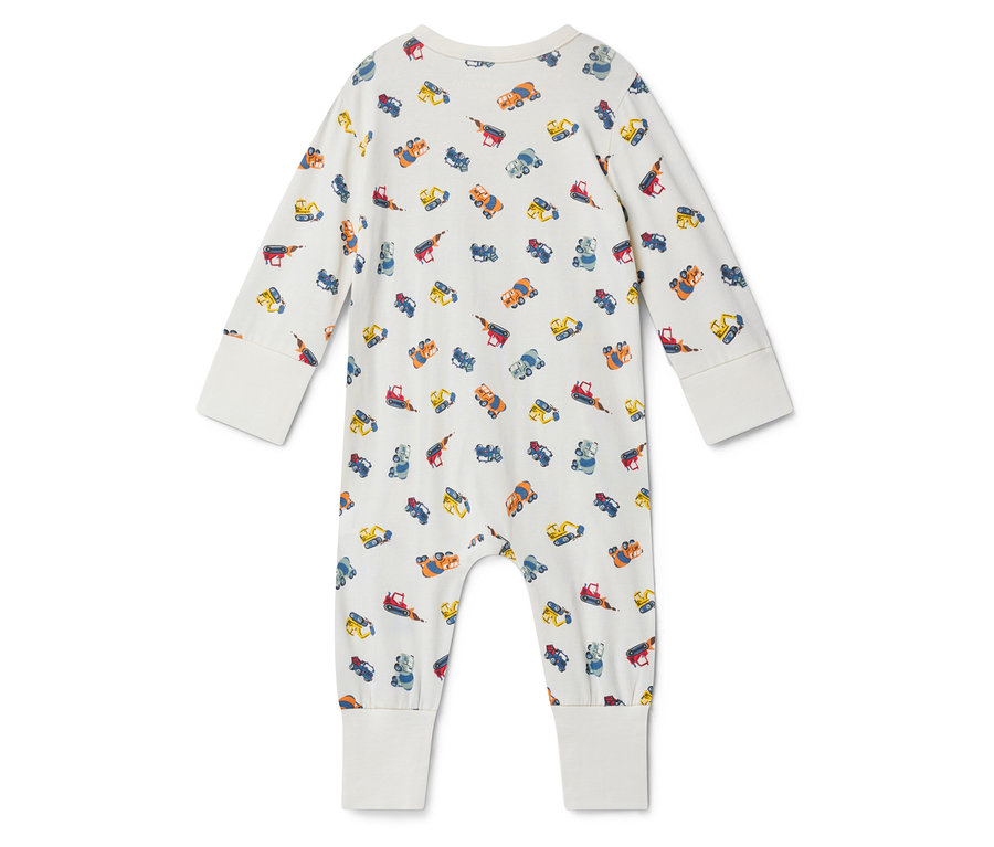 Celkový pohled na bílé dětské pyžamo s dlouhým rukávem, potištěné malými barevnými stavebními vozidly.