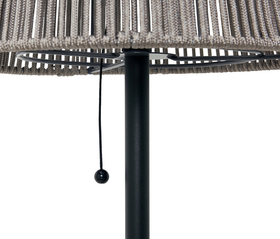 Detailní záběr šedé stojací lampy s černým stojanem a šňůrovým spínačem.