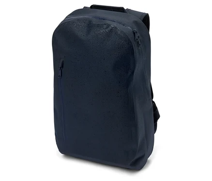 Tmavě modrý batoh se zipy a kapkami vody, stojící na bílém pozadí.
