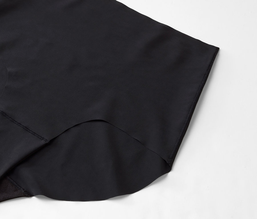 Detail černé látky na bílém pozadí.